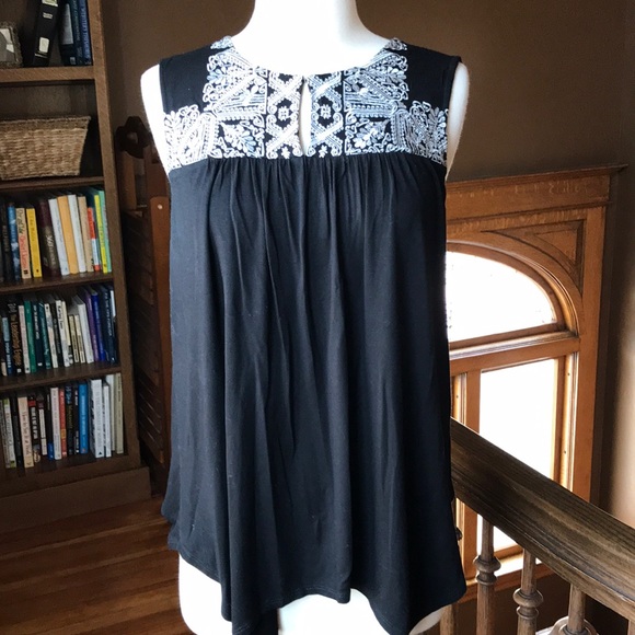 Beautiful sleeveless blouse - Picture 1 of 6